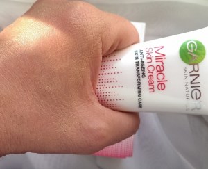 KK Stärker verrieben, mit Sonnenlicht auf der Hand.