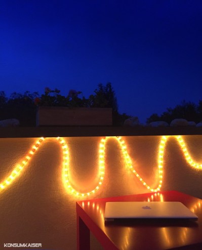 Gemütliche Computerarbeit auf dem Balkon