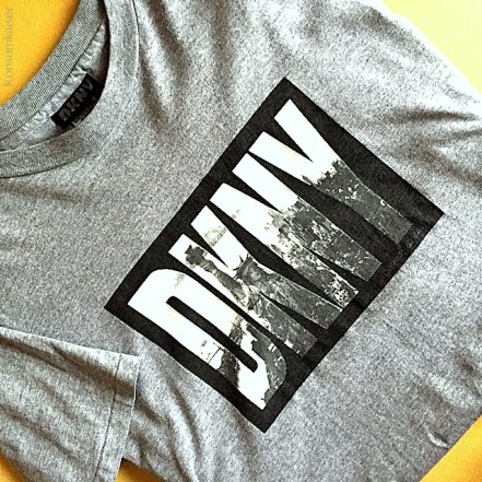 DAS T-Shirt der 90er. DKNY: Fierce fashion for everyone